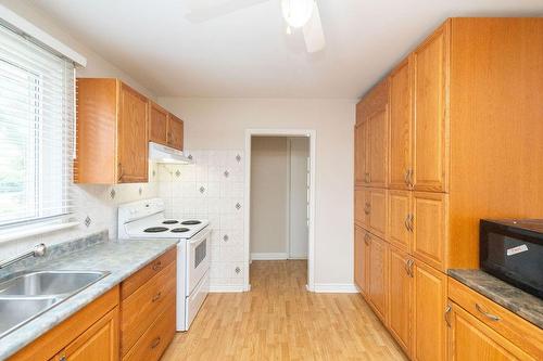 401 East 43Rd Street, Hamilton, ON - Indoor Photo Showing Kitchen With Double Sink