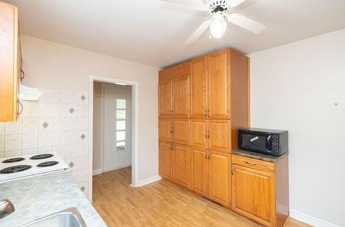 401 East 43Rd Street, Hamilton, ON - Indoor Photo Showing Kitchen