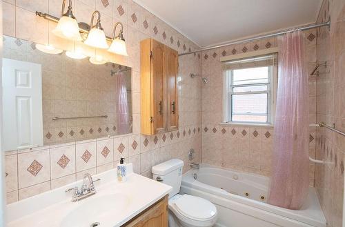 401 East 43Rd Street, Hamilton, ON - Indoor Photo Showing Bathroom