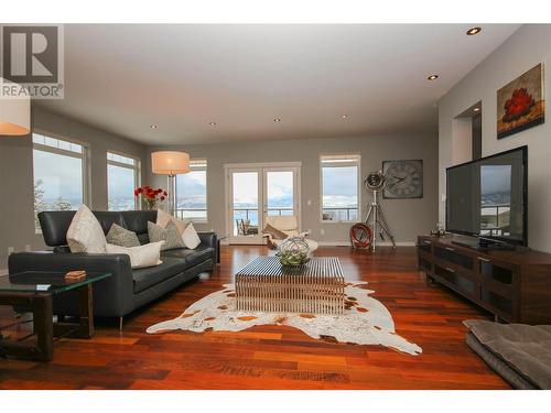 367 Trumpeter Court, Kelowna, BC - Indoor Photo Showing Living Room