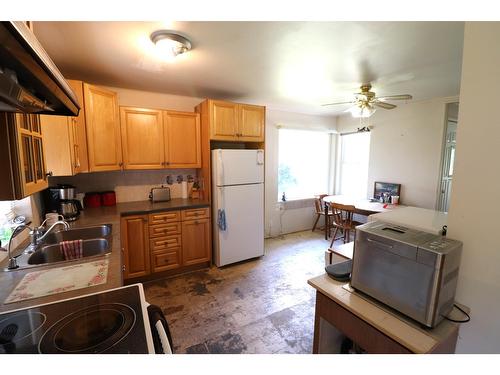 3633 Broadwater Rd, Castlegar, BC - Indoor Photo Showing Kitchen With Double Sink