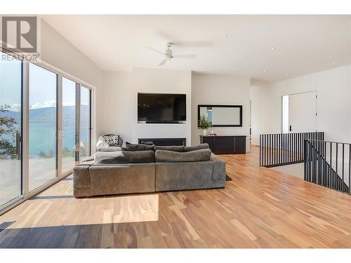 5843 Somerset Avenue, Peachland, BC - Indoor Photo Showing Living Room