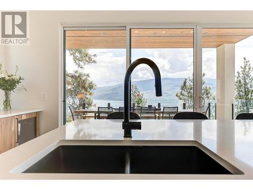 5843 Somerset Avenue, Peachland, BC - Indoor Photo Showing Kitchen