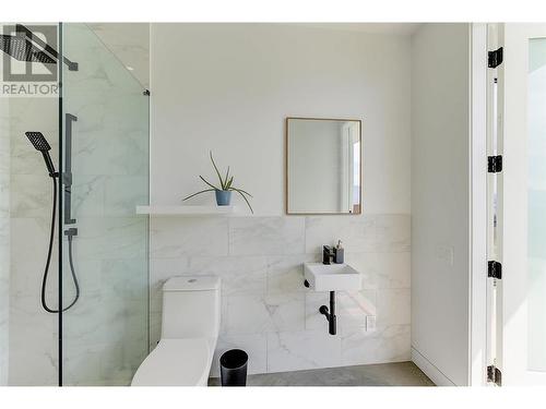 5843 Somerset Avenue, Peachland, BC - Indoor Photo Showing Bathroom