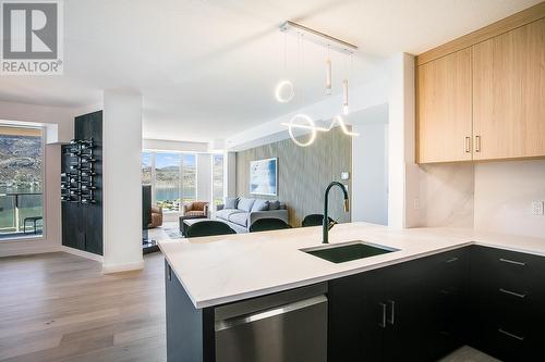 1128 Sunset Drive Unit# 1603, Kelowna, BC - Indoor Photo Showing Kitchen