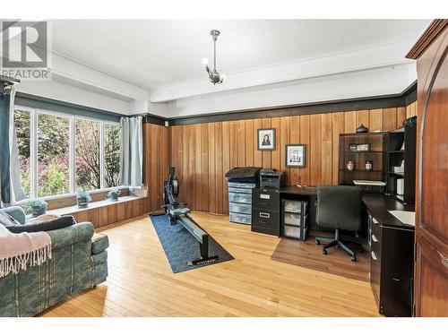 1451 Mountview Road, Vernon, BC - Indoor Photo Showing Living Room With Fireplace