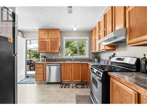1451 Mountview Road, Vernon, BC - Indoor Photo Showing Kitchen With Double Sink