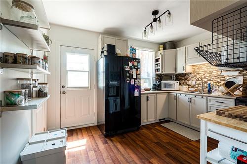 42 Balsam Avenue N, Hamilton, ON - Indoor Photo Showing Kitchen