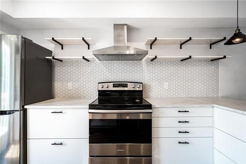 42 Balsam Avenue N, Hamilton, ON - Indoor Photo Showing Kitchen