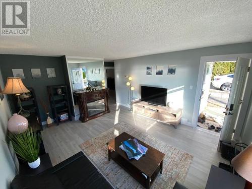 6963 Surrey Street, Powell River, BC - Indoor Photo Showing Living Room