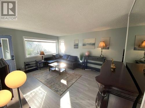 6963 Surrey Street, Powell River, BC - Indoor Photo Showing Living Room