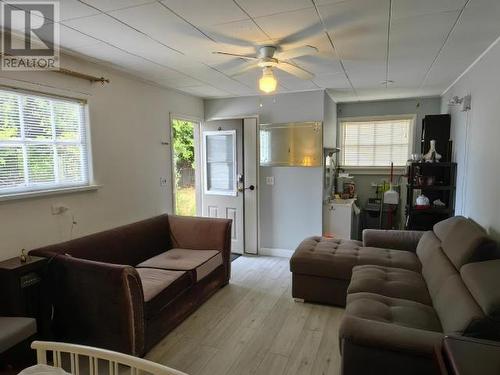 6963 Surrey Street, Powell River, BC - Indoor Photo Showing Living Room