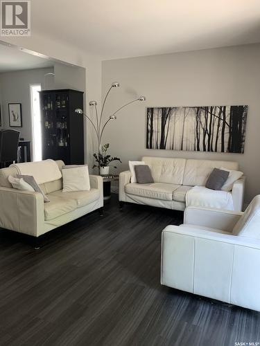 4709 Pasqua Street, Regina, SK - Indoor Photo Showing Living Room
