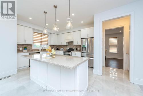 23 Lizzie Court, Caledon, ON - Indoor Photo Showing Kitchen With Upgraded Kitchen