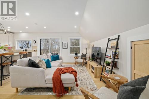 1640 Joe Oliver Road, Hamilton Township, ON - Indoor Photo Showing Living Room