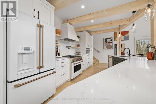 1640 Joe Oliver Road, Hamilton Township, ON - Indoor Photo Showing Kitchen With Upgraded Kitchen