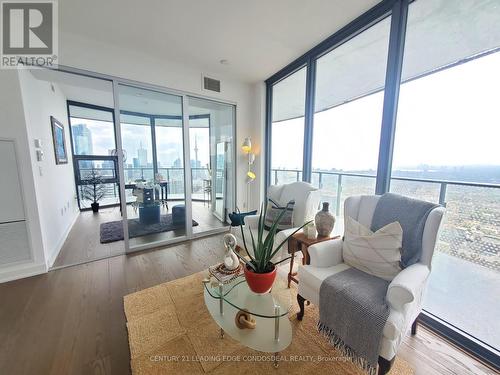 5905 - 11 Wellesley Street W, Toronto C01, ON - Indoor Photo Showing Living Room