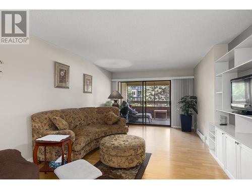 1035 Bernard Avenue Unit# 108, Kelowna, BC - Indoor Photo Showing Living Room
