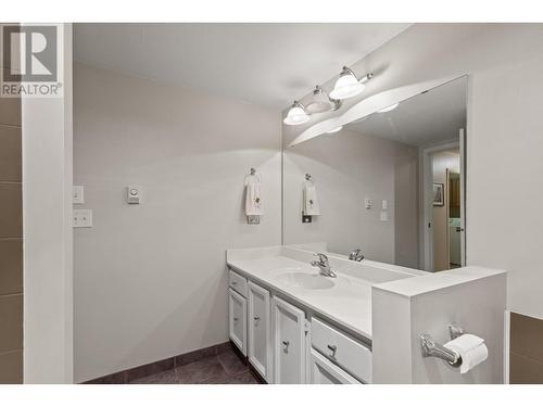 1035 Bernard Avenue Unit# 108, Kelowna, BC - Indoor Photo Showing Bathroom