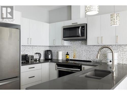 933 Mt. Robson Place Unit# 12, Vernon, BC - Indoor Photo Showing Kitchen With Double Sink With Upgraded Kitchen