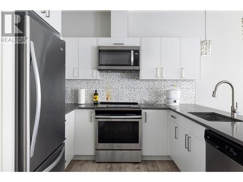 933 Mt. Robson Place Unit# 12, Vernon, BC - Indoor Photo Showing Kitchen With Upgraded Kitchen