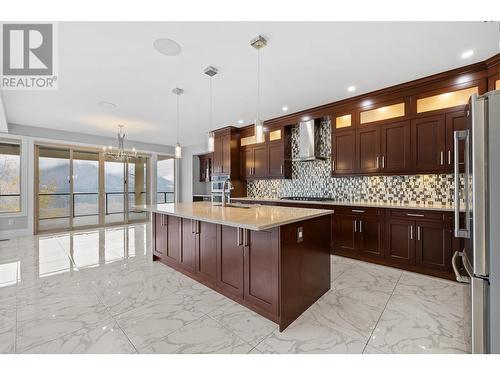 621 Barra Lane, Kelowna, BC - Indoor Photo Showing Kitchen With Upgraded Kitchen