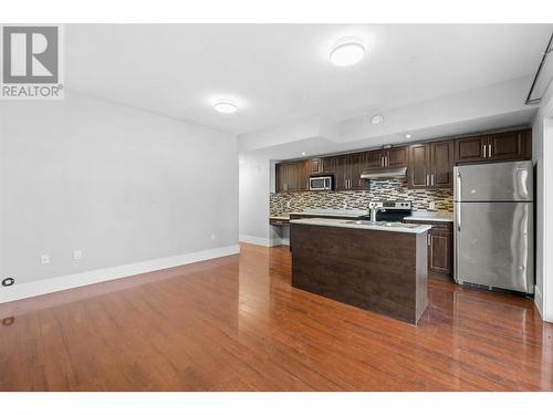 621 Barra Lane, Kelowna, BC - Indoor Photo Showing Kitchen