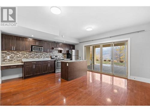621 Barra Lane, Kelowna, BC - Indoor Photo Showing Kitchen With Upgraded Kitchen