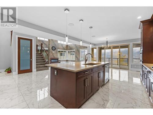 621 Barra Lane, Kelowna, BC - Indoor Photo Showing Kitchen With Upgraded Kitchen