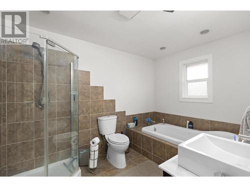 280 Ponto Road, Kelowna, BC - Indoor Photo Showing Bathroom