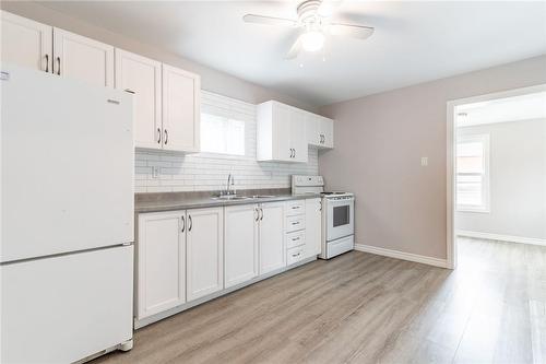 135 Mcanulty Boulevard, Hamilton, ON - Indoor Photo Showing Kitchen