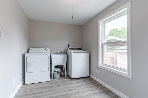 135 Mcanulty Boulevard, Hamilton, ON - Indoor Photo Showing Laundry Room