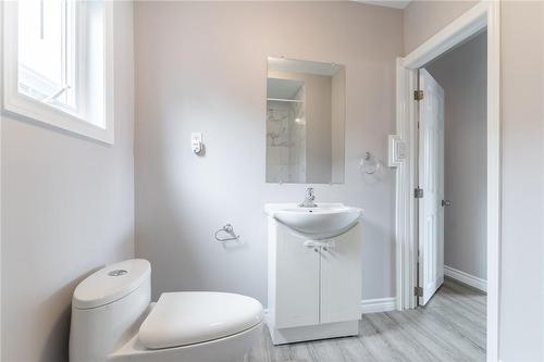 135 Mcanulty Boulevard, Hamilton, ON - Indoor Photo Showing Bathroom