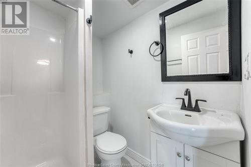 537 Marentette, Windsor, ON - Indoor Photo Showing Bathroom