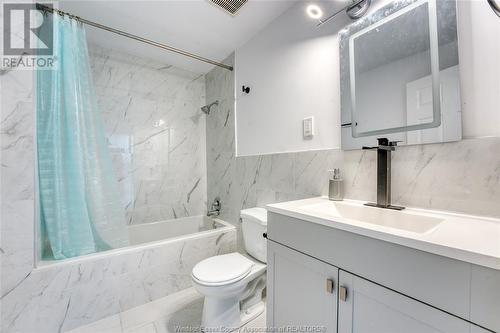 537 Marentette, Windsor, ON - Indoor Photo Showing Bathroom