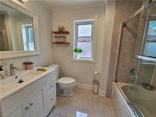 34 Connaught Avenue S, Hamilton, ON - Indoor Photo Showing Bathroom