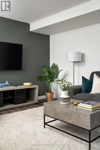 121 Toucan Trail, Oakville, ON - Indoor Photo Showing Living Room