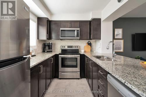 121 Toucan Trail, Oakville, ON - Indoor Photo Showing Kitchen With Double Sink With Upgraded Kitchen