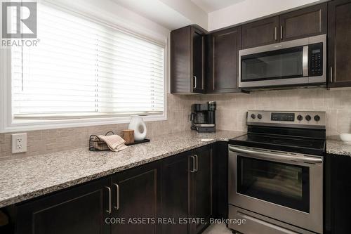 121 Toucan Trail, Oakville, ON - Indoor Photo Showing Kitchen With Upgraded Kitchen