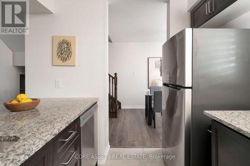 121 Toucan Trail, Oakville, ON - Indoor Photo Showing Kitchen