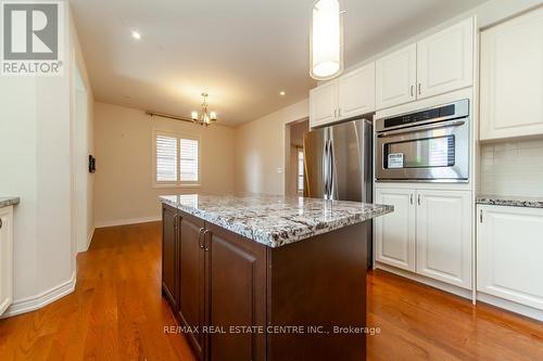 5377 Tenth Line W, Mississauga, ON - Indoor Photo Showing Kitchen With Upgraded Kitchen