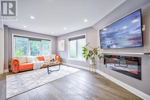 1395 Silversmith Drive, Oakville, ON - Indoor Photo Showing Living Room