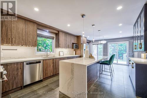 1395 Silversmith Drive, Oakville, ON - Indoor Photo Showing Kitchen With Stainless Steel Kitchen With Upgraded Kitchen