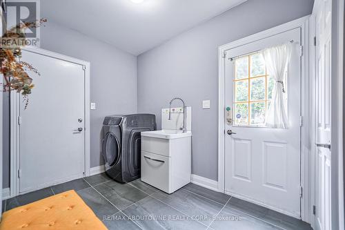 1395 Silversmith Drive, Oakville, ON - Indoor Photo Showing Laundry Room