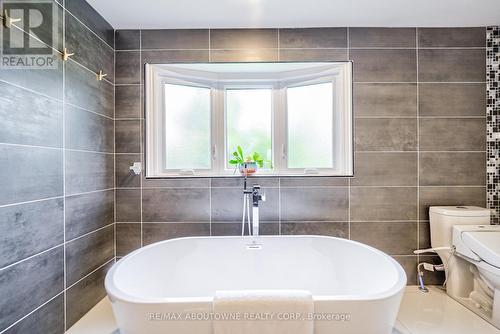 1395 Silversmith Drive, Oakville, ON - Indoor Photo Showing Bathroom