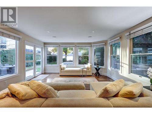 2094 Abbott Street, Kelowna, BC - Indoor Photo Showing Living Room