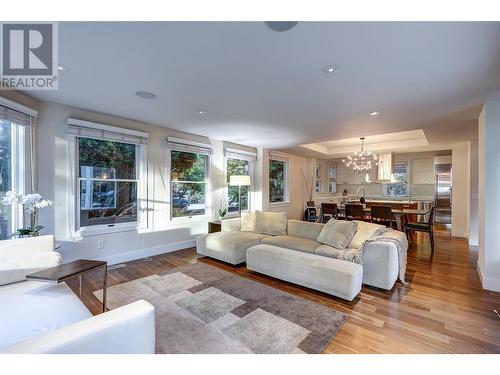 2094 Abbott Street, Kelowna, BC - Indoor Photo Showing Living Room