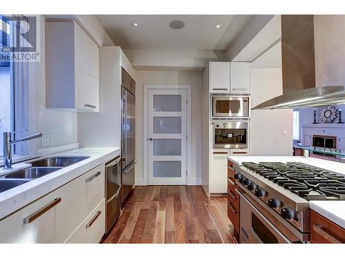 2094 Abbott Street, Kelowna, BC - Indoor Photo Showing Kitchen With Double Sink With Upgraded Kitchen