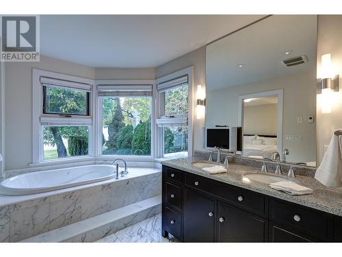 2094 Abbott Street, Kelowna, BC - Indoor Photo Showing Bathroom