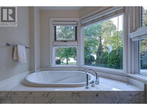 2094 Abbott Street, Kelowna, BC - Indoor Photo Showing Bathroom